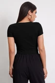 Kadın Siyah Yuvarlak Yaka Yarım Kol Crop Top Bluz - Şık, Rahat ve Kolay Kombinlenebilir thumbnail 4
