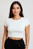 Kadın Beyaz Yuvarlak Yaka Yarım Kol Crop Top Bluz thumbnail 4
