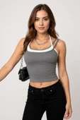Kadın Antrasit Gri Beyaz Çift Renk Çapraz Askılı Crop Top Bluz - Şık, Rahat ve Kolay Kombinlenebilir thumbnail 4