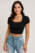 Kadın Siyah Yarım Kol Düz Yaka Crop Top Bluz - Şık, Rahat ve Kolay Kombinlenebilir thumbnail 2
