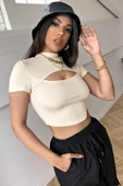 Kadın Ekru Göğüs Dekolteli Yarım Kollu Cut Out Crop Top Bluz - Şık, Rahat ve Kolay Kombinlenebilir thumbnail 4