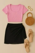Kadın Pembe Yarım Kol Crop ve Siyah Pareo 2'li Set - Modern ve Şık Tasarım thumbnail 3