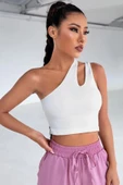Kadın Beyaz Tek Omuz Cut Out Detaylı Crop Top Bluz - Şık, Rahat ve Kolay Kombinlenebilir thumbnail 4