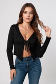Kadın Siyah Uzun Kollu Önden Bağlama Detaylı Crop Top Bluz - Şık, Rahat ve Kolay Kombinlenebilir thumbnail 1