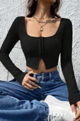 Kadın Siyah Uzun Kollu Agraflı Göğüs ve Göbek Dekolteli Crop Top Bluz thumbnail 4