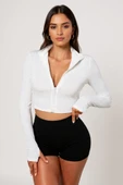 Kadın Beyaz Uzun Kol Fermuarlı Parmak Geçme Detaylı Dik Yaka Crop Top Bluz thumbnail 1