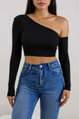 Kadın Siyah Tek Omuz Detaylı Uzun Kol Crop Top Bluz - Şık, Rahat ve Kolay Kombinlenebilir thumbnail 2