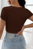 Kadın Kahverengi Yarım Kol Düz Yaka Crop Top Bluz - Şık, Rahat ve Kolay Kombinlenebilir thumbnail 4