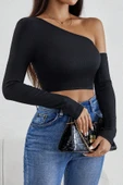 Kadın Siyah Tek Omuz Detaylı Uzun Kol Crop Top Bluz - Şık, Rahat ve Kolay Kombinlenebilir thumbnail 5