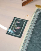 Pratik ve Taşınabilir İpek Dokulu Çantalı Seccade Lale Desenli Yeşil  Fermuarlı thumbnail 2