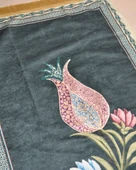 Pratik ve Taşınabilir İpek Dokulu Çantalı Seccade Lale Desenli Yeşil  Fermuarlı thumbnail 3