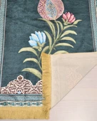 Pratik ve Taşınabilir İpek Dokulu Çantalı Seccade Lale Desenli Yeşil  Fermuarlı thumbnail 4