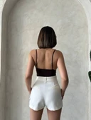 Kemer detaylı gabardin şort krem s25289 thumbnail 3