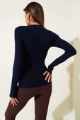 Basic Parmak Geçirme Detaylı Bluz Lacivert T4266 thumbnail 3