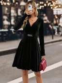 Kadın Uzun Kollu Kruvaze Yakalı Toka Detaylı Mini Kadife Elbise thumbnail 4