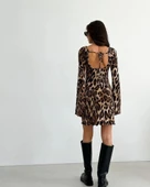 Kadın Uzun Kollu Sırtı Açık Bağlamalı Leopar Desenli Kısa Dalgıç Elbise thumbnail 4
