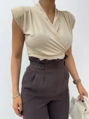Sıfır Kol Vatkalı Kruvaze Model Sandy Bluz -Bej thumbnail 8