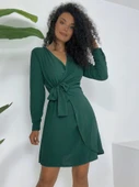 Kruvaze Yaka Bağlamalı Fırfırlı Ayrobin Elbise   -Zümrüt thumbnail 2