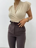 Sıfır Kol Vatkalı Kruvaze Model Sandy Bluz -Bej thumbnail 5