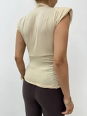 Sıfır Kol Vatkalı Kruvaze Model Sandy Bluz -Bej thumbnail 9