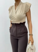 Sıfır Kol Vatkalı Kruvaze Model Sandy Bluz -Bej thumbnail 2