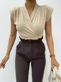 Sıfır Kol Vatkalı Kruvaze Model Sandy Bluz -Bej thumbnail 1