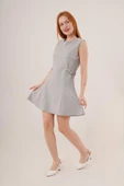 Yanları Zincir Detaylı Sıfır Kol Gri Mini Elbise thumbnail 4