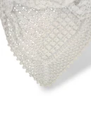 Örgü Desenli Üçgen Beyaz Püsküllü Omuz Şalı thumbnail 4