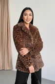 Leopar Desenli Kürk Görünümlü Geniş Yakalı Kemerli Mont thumbnail 5