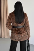Leopar Desenli Kürk Görünümlü Geniş Yakalı Kemerli Mont thumbnail 8