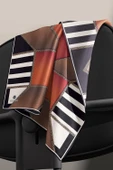 %100 Twill İpek Geometrik Desenli Taba - Vizon Renkli 90x90 Eşarp Dikim Şekli : El Dikişi thumbnail 4