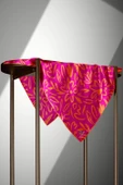 % 57 İPEK % 43 VİSKON Twill İpek Büyük Çiçek Desenli Fuşya - Turuncu Renkli 90x90 Eşarp Dikim Şekli : El Dikişi thumbnail 3