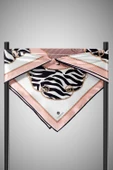 %100 Twill İpek Zincirli Ve Zebra Desenli Pudra - Krem Renkli 90x90 Eşarp Dikim Şekli : El Dikişi thumbnail 4