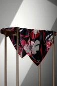 %100 Twill İpek Çiçek Desenli Siyah - Bordo Renkli 90x90 Eşarp Dikim Şekli : El Dikişi thumbnail 5