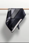 %100 Twill İpek Dokulu ve Geometrik Desenli Siyah - Kremi Renkli 90x90 Eşarp Dikim Şekli : El Dikişi thumbnail 3