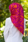 % 57 İPEK % 43 VİSKON Twill İpek Büyük Çiçek Desenli Fuşya - Turuncu Renkli 90x90 Eşarp Dikim Şekli : El Dikişi thumbnail 1