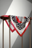 %100 Twill İpek Zincirli Ve Zebra Desenli Kırmızı - Siyah Renkli 90x90 Eşarp Dikim Şekli : El Dikişi thumbnail 3
