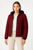 Kadın Şişme Kapüşonlu Fermuarlı Mont Su itici Kapitone Astarlı Kumaş Cepli Kışlık Rahat Kalıp - Bordo thumbnail 5