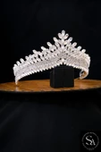 SimgeAksesuar Kristal taşlı şık ve zarif gelin tacı ve saç aksesuarı thumbnail 2