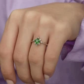 Kare Zümrüt Taşlı Gümüş Bayan Yüzük thumbnail 4