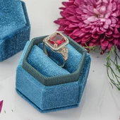 Kırmızı Zirkon Taşlı Motifli Tektaş Gümüş Bayan Baget Yüzük thumbnail 1