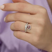 Kalp Motifli Kırmızı Zirkon Taşlı Tektaş Gümüş Bayan Yüzük thumbnail 3