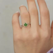 Kare Zümrüt Taşlı Gümüş Bayan Yüzük thumbnail 6