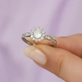 Zirkon Taşlı Sarmaşık Papatya Motifli Tektaş Gümüş Bayan Yüzük thumbnail 3