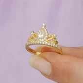 Altın Kaplama Zirkon Taşlı Kraliçe Taç Motifli Tektaş Gümüş Bayan Yüzük thumbnail 11