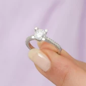 Dört Tırnaklı Zirkon Taşlı Tektaş Gümüş Bayan Yüzük thumbnail 5