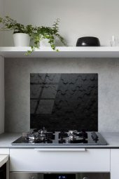 60 x 70 cm Siyah Altıgen Desenli Cam Ocak Arkası Koruyucu thumbnail 1