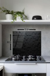 60 x 70 cm Siyah Altıgen Desenli Cam Ocak Arkası Koruyucu thumbnail 2