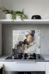 60 x 70 cm Siyah Yaldızlı Desenli Cam Ocak Arkası Koruyucu thumbnail 1