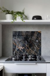 60 x 70 cm Yaldızlı Mermer Desenli Cam Ocak Arkası Koruyucu thumbnail 1